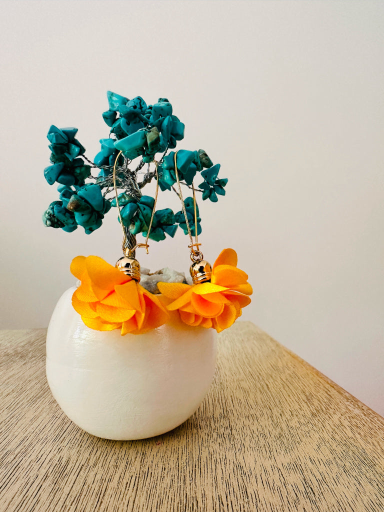 Aretes en tela tipo flor amarillos