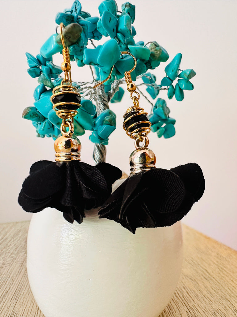 Aretes en tela tipo flor negros
