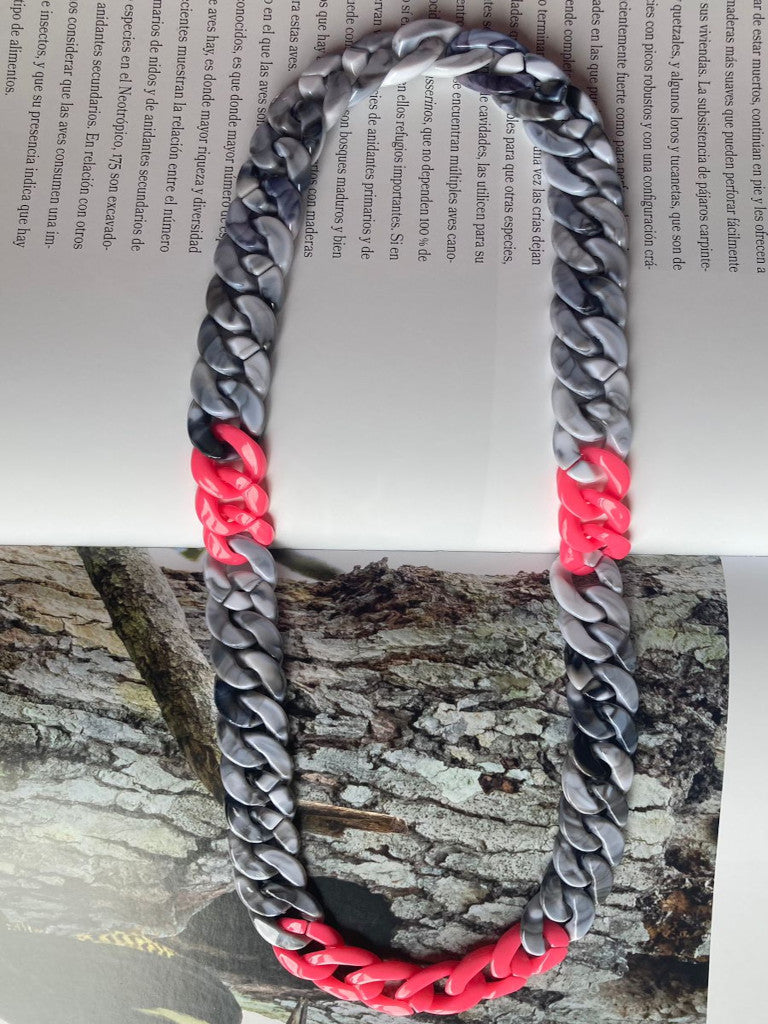 Collar cadenetas acrílicas gris - fucsia