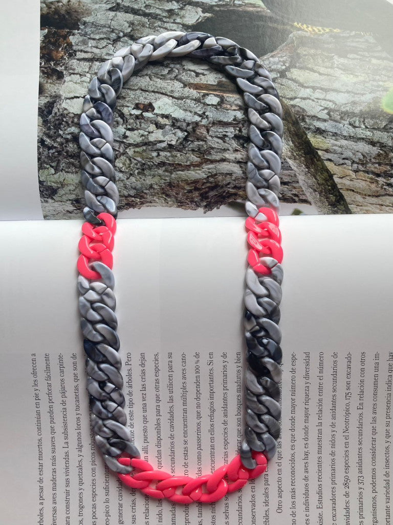 Collar cadenetas acrílicas gris - fucsia