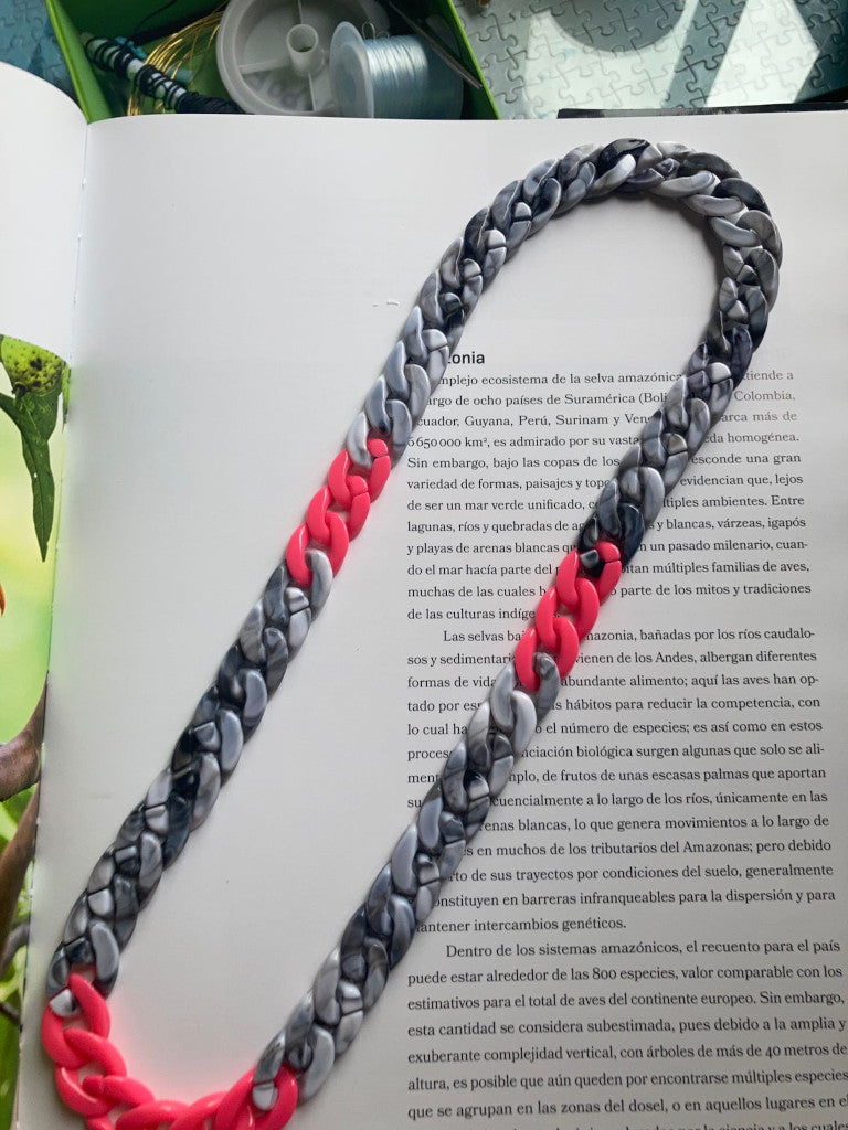 Collar cadenetas acrílicas gris - fucsia