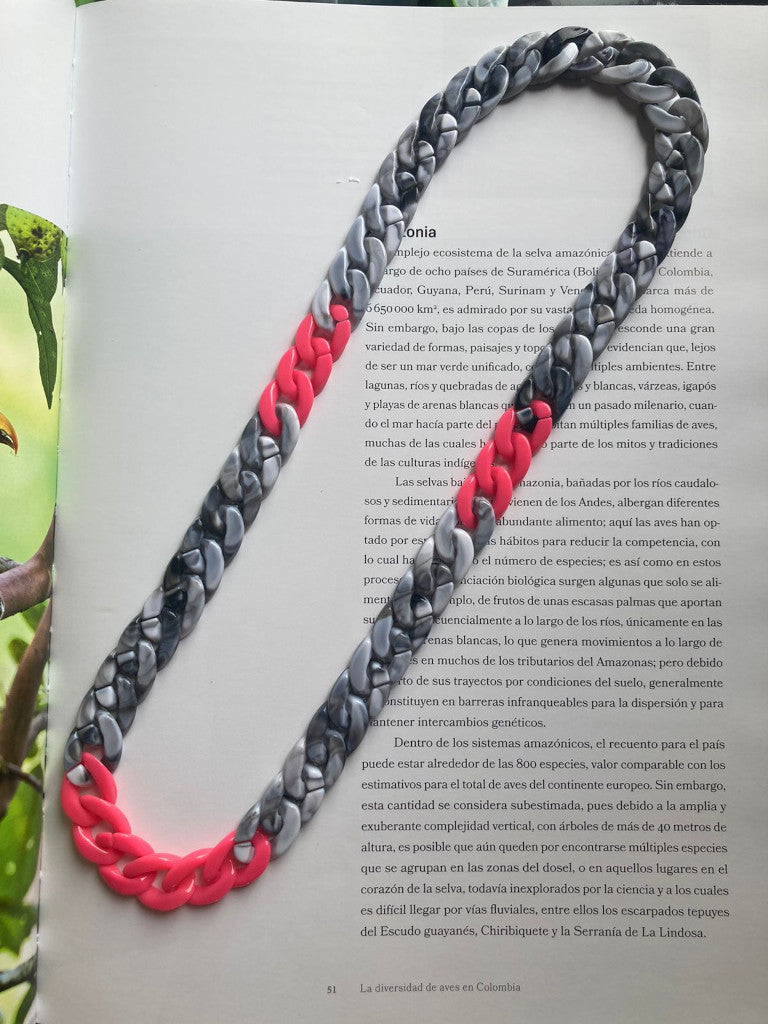 Collar cadenetas acrílicas gris - fucsia