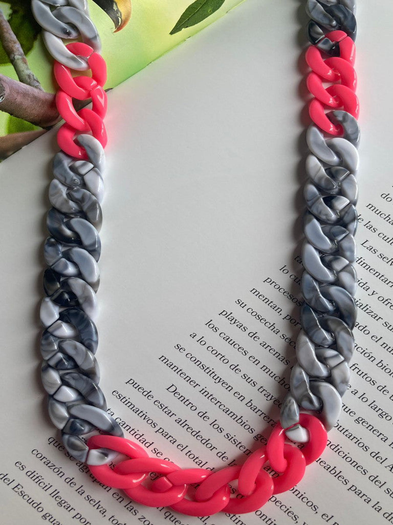 Collar cadenetas acrílicas gris - fucsia