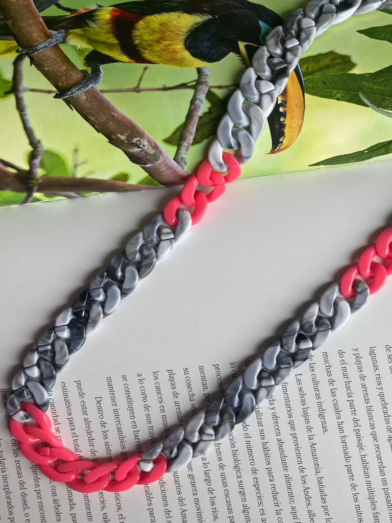 Collar cadenetas acrílicas gris - fucsia