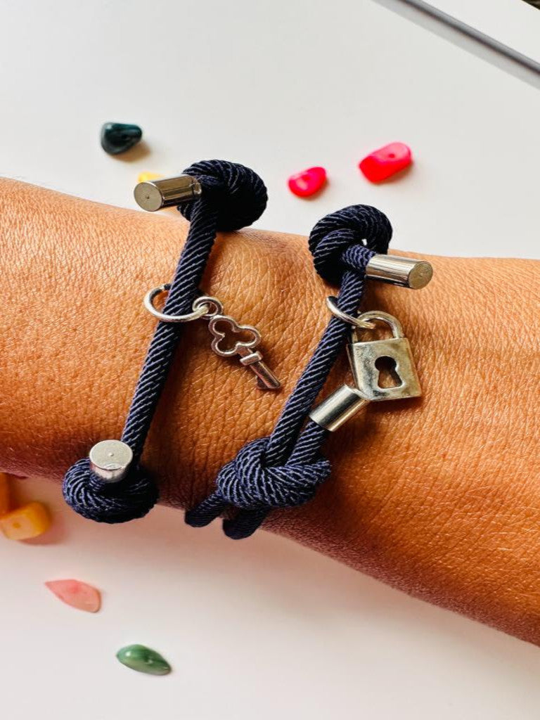 Set de pulseras magnéticas candado - llave - Azul turquí