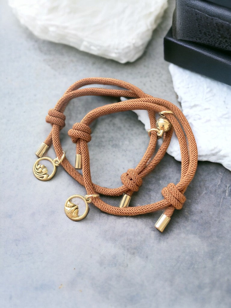 Set de pulseras café arena y mar broche redondo