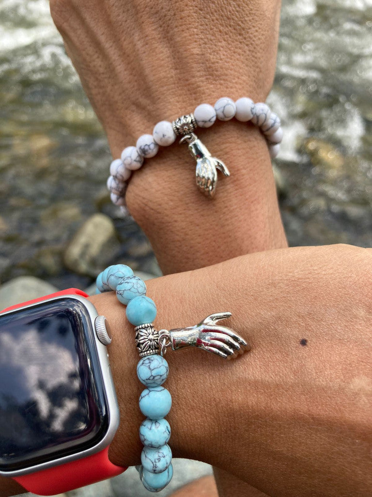 Set de pulseras de piedras naturales con dijes de mano