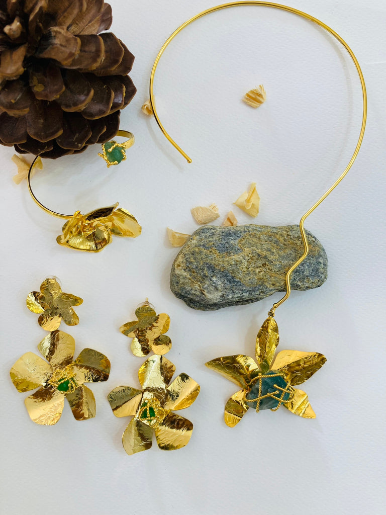 Collar hoja con piedra con baño de oro 24K