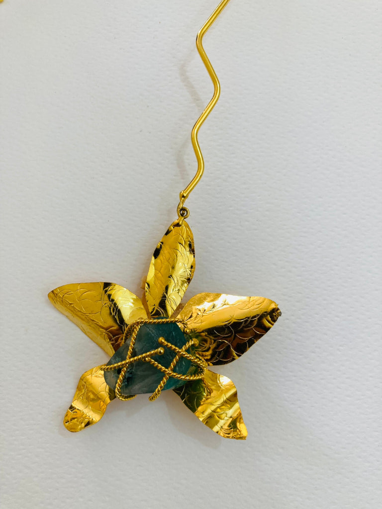 Collar hoja con piedra con baño de oro 24K