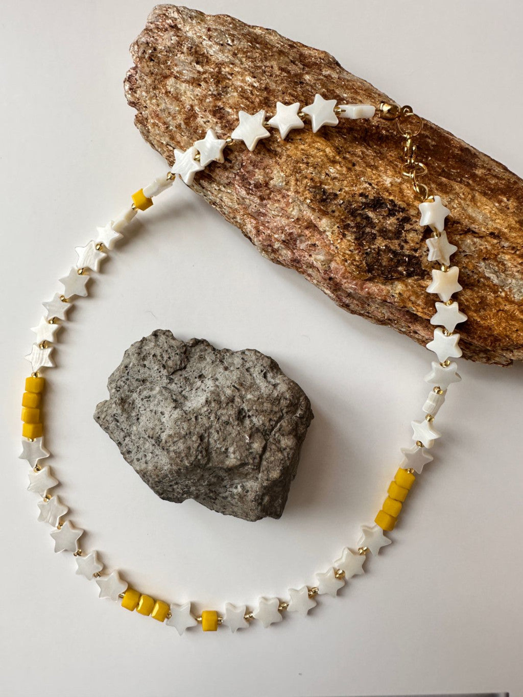 Choker de estrellas y cubos
