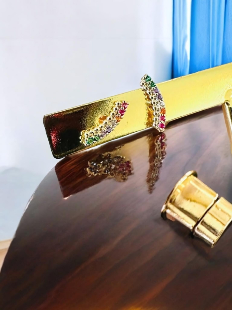 Topos curvos de circones coloridos en oro laminado 18k