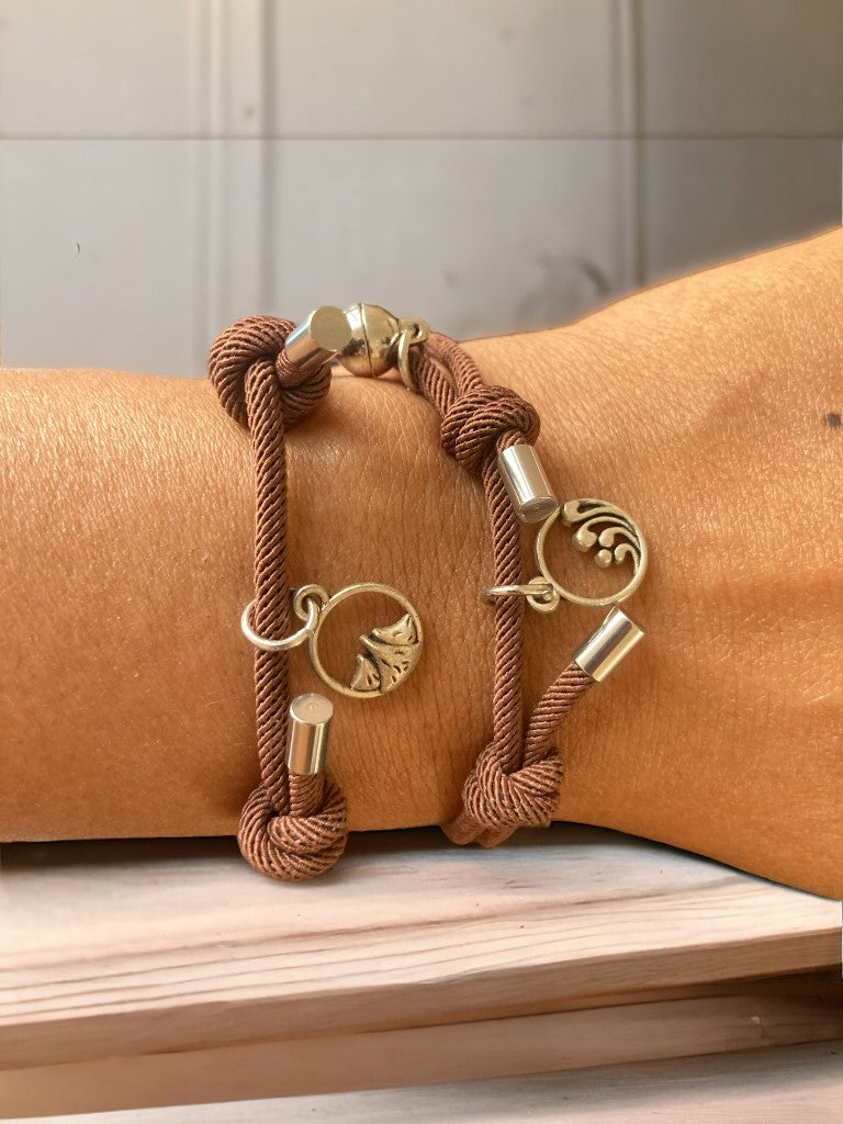 Set de pulseras café arena y mar broche redondo