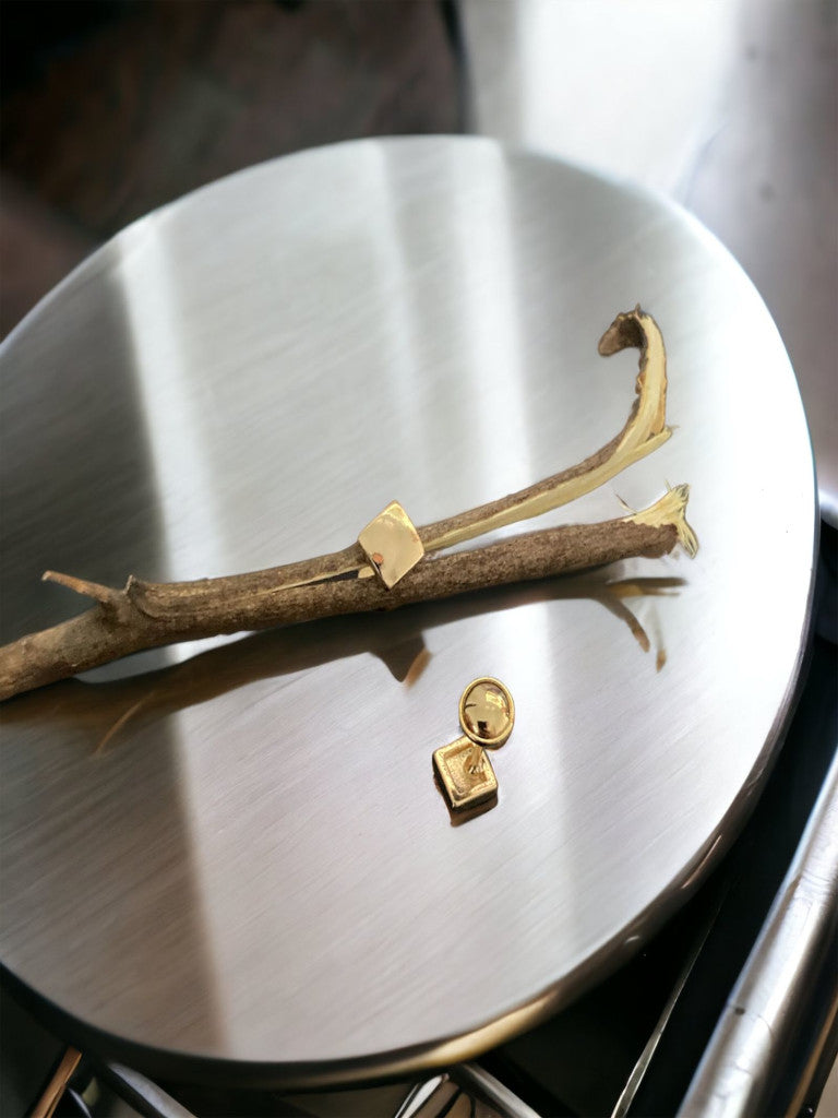 Topos cuadrado liso en oro laminado 18k