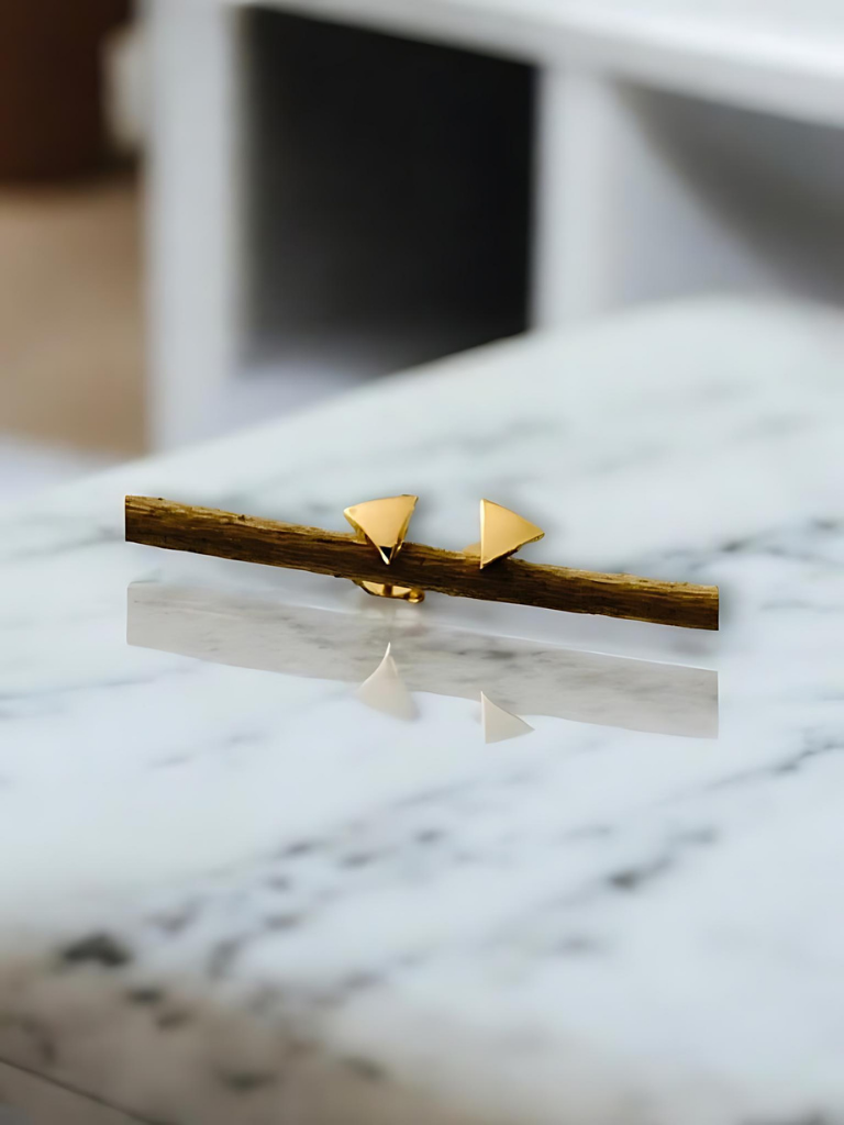 Topos triángulo en oro laminado 18k