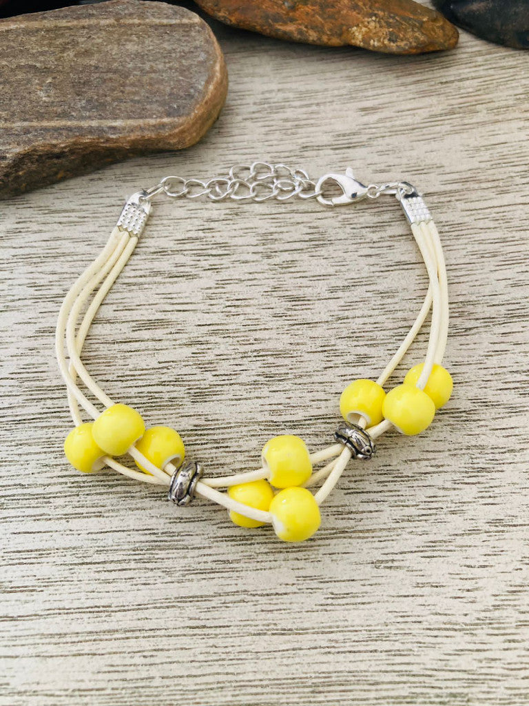 Pulsera delicada de cuentas de cerámica