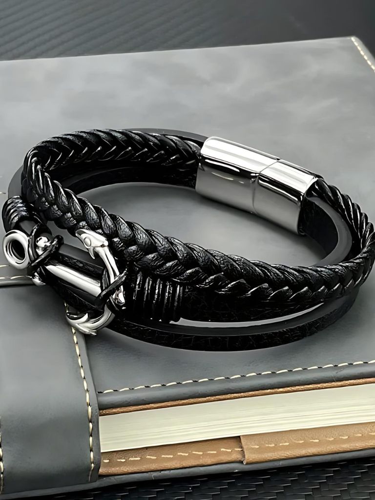 Pulsera multicapa en cuero negro con ancla