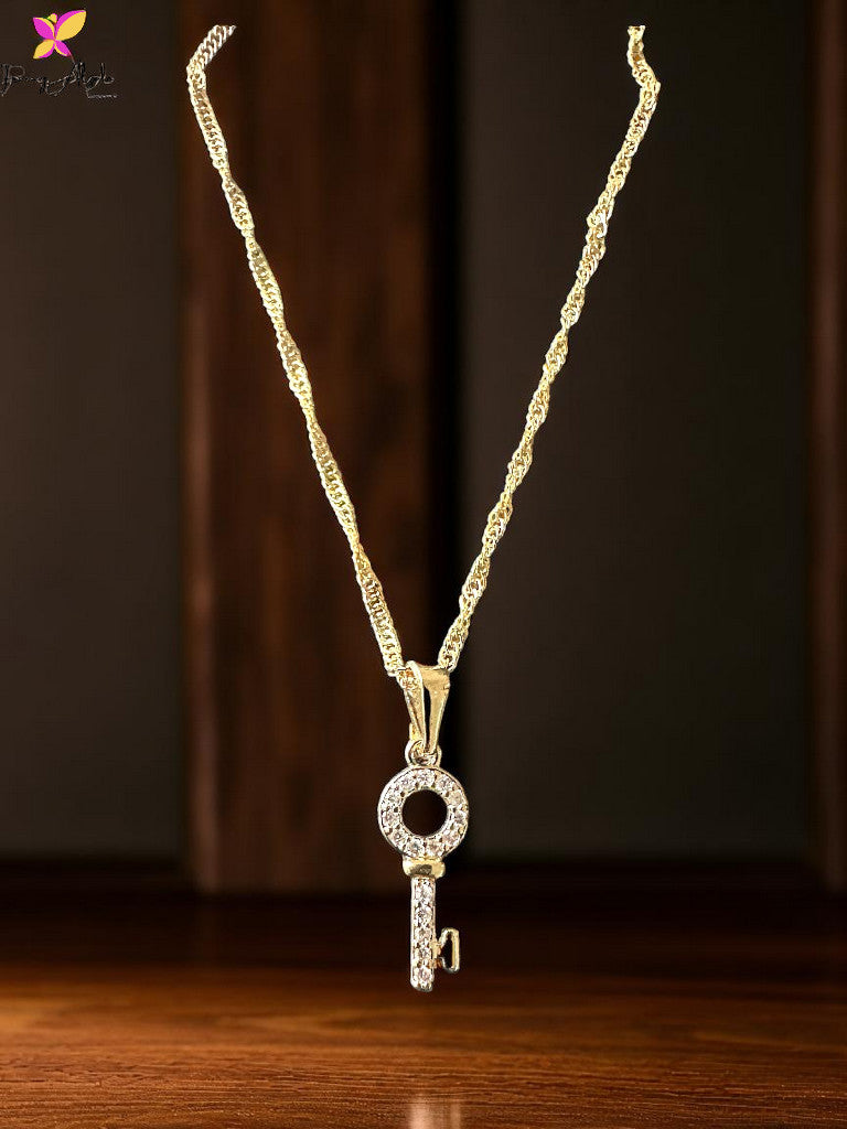 Dije llave en oro laminado 18k