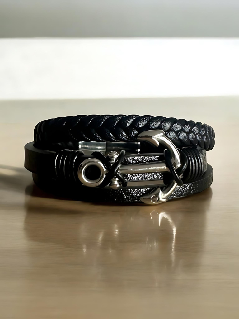 Pulsera multicapa en cuero negro con ancla