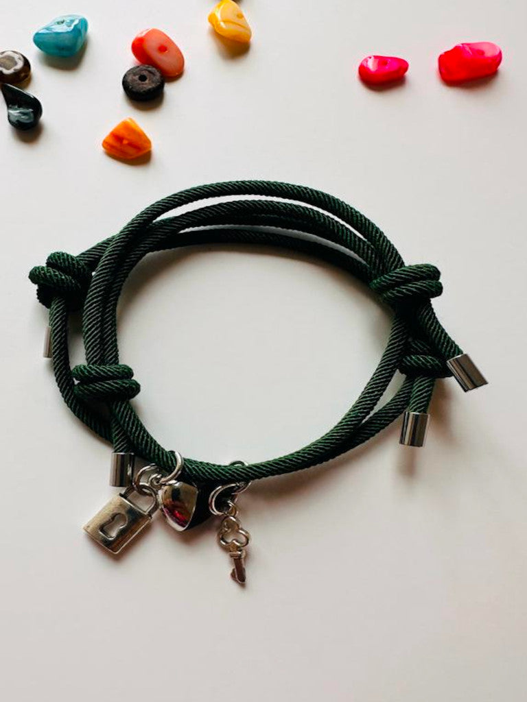 Set de pulseras magnéticas candado - llave - Verde militar