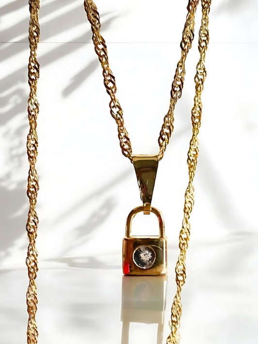 Dije candado mini  oro laminado 18k