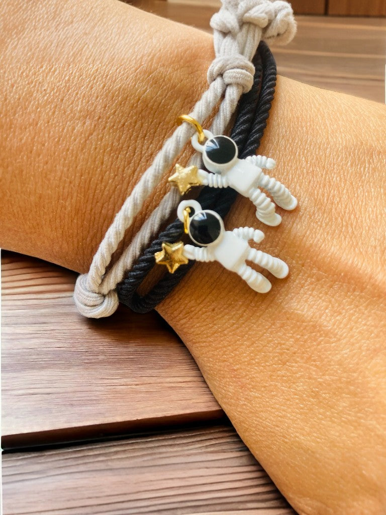 Set de pulseras astronautas gris y negro