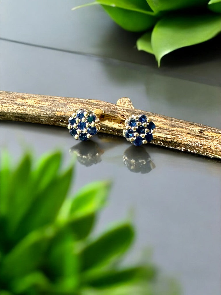 Topo flor minicircón azul en oro laminado 18K