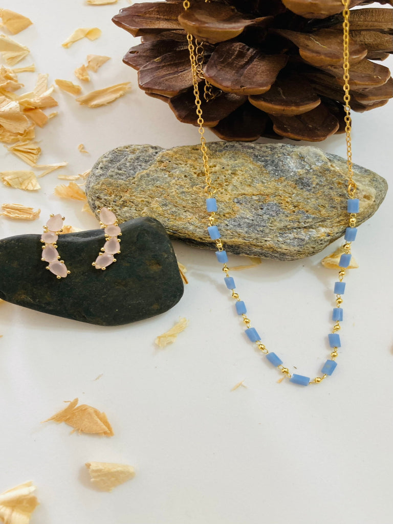 Set de collar y aretes maxitopos con piedras de color rosa